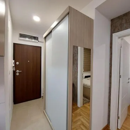 Loly 兹拉蒂博尔